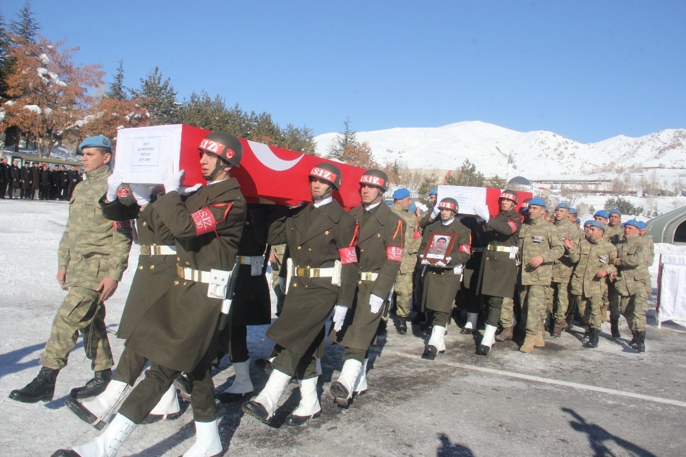 Hakkari’de eğitim kazasında şehit olan askerler için tören düzenlendi 
