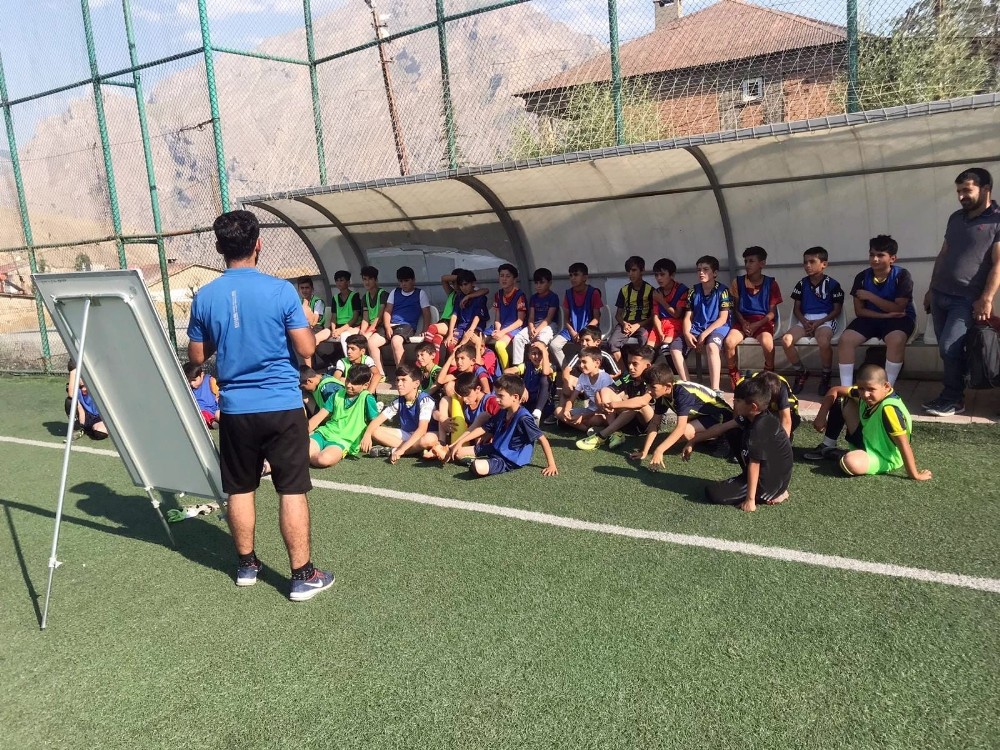 Hakkari’de Fenerbahçe futbol okulu açıldı 