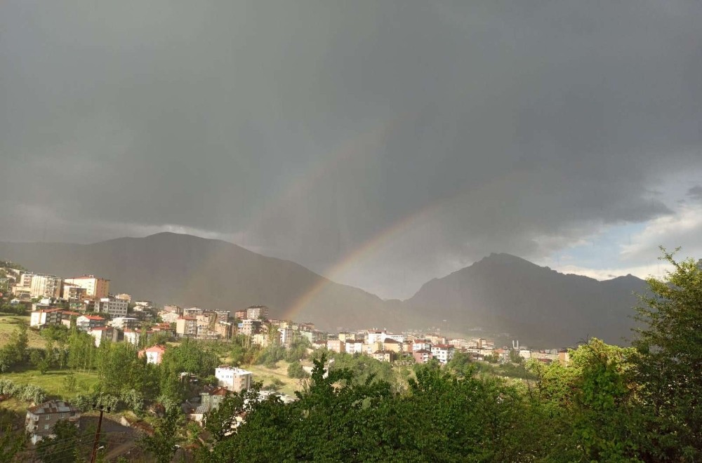 Hakkari’de gökkuşağı güzelliği 
