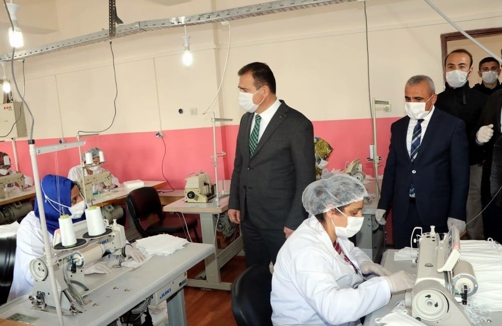 Hakkari’de günde 10 bin cerrahi maske üretiliyor 