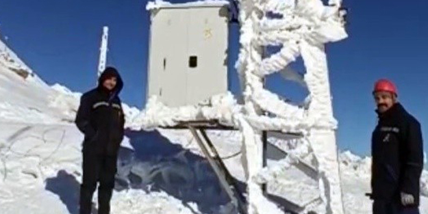 Hakkari'de hayrete düşüren görüntü! Vatandaşlar cep telefonuna sarıldı