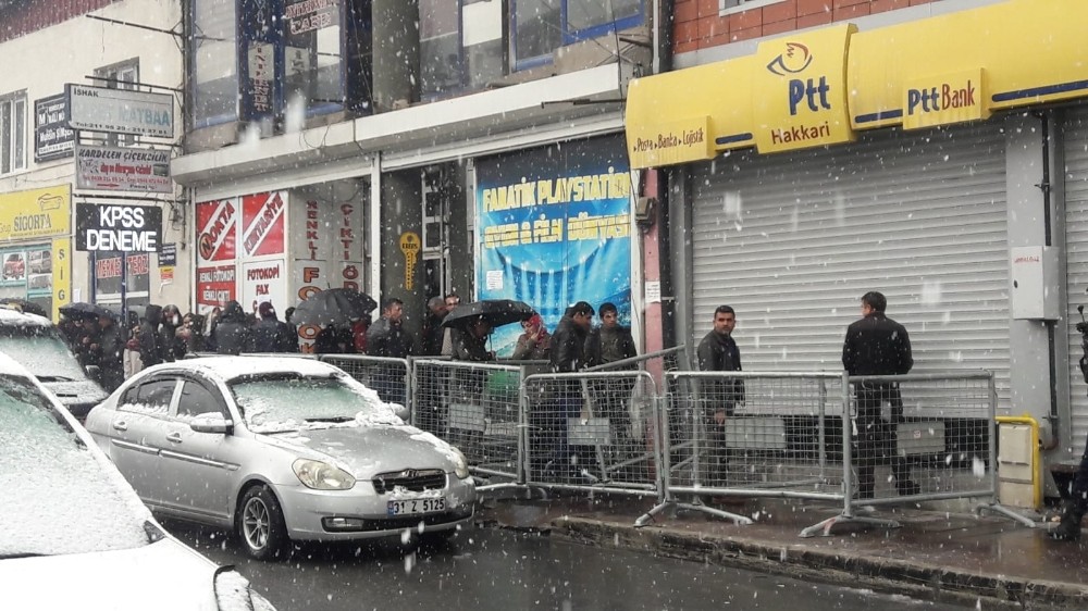 Hakkari’de ihtiyaç sahiplerine biner TL ödenmeye başlandı 