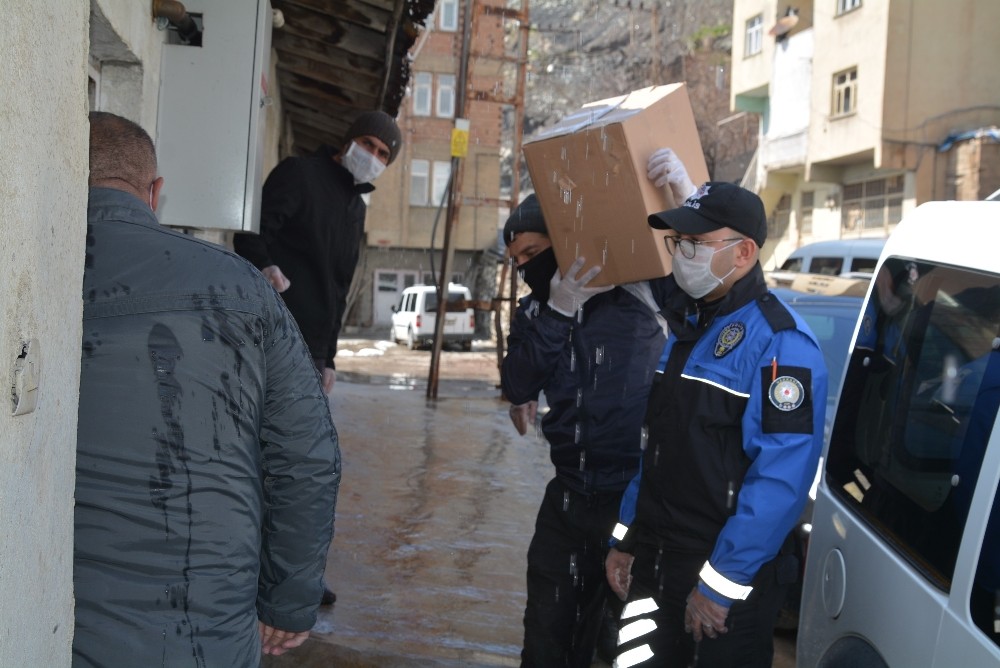 Hakkari’de ihtiyaç sahiplerine yardımlar sürüyor 