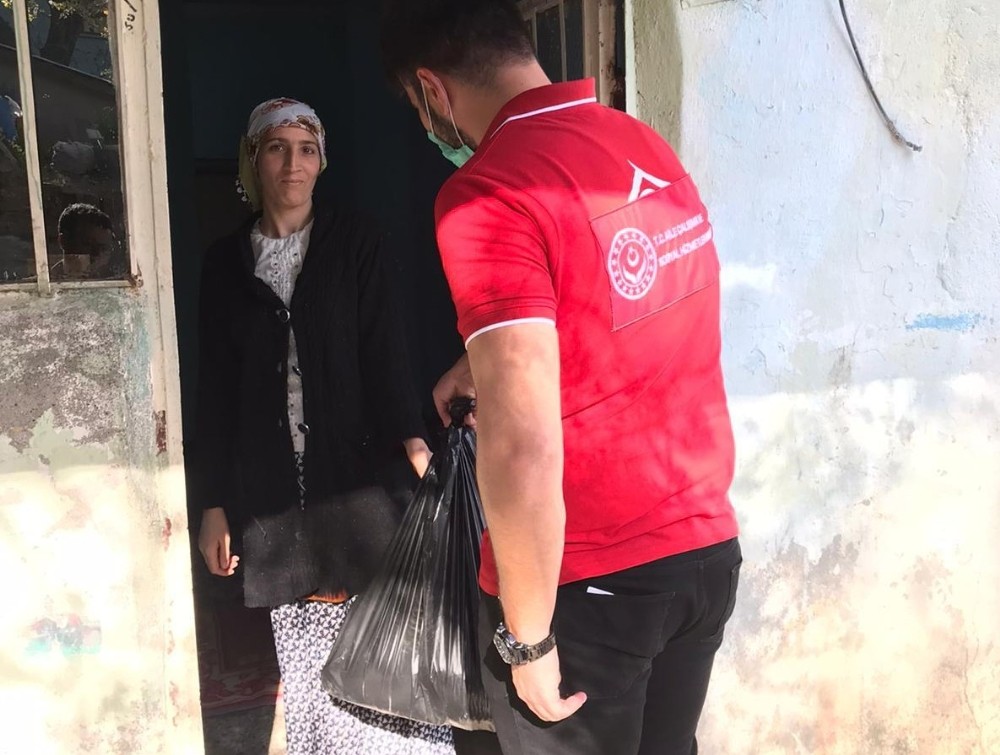 Hakkari’de ihtiyaç sahiplerine yardımlar sürüyor 