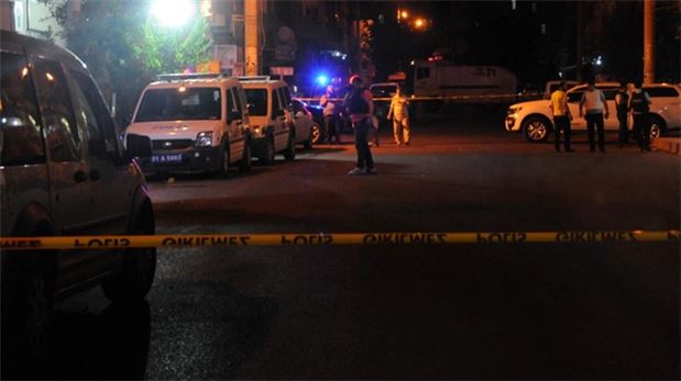 Hakkari'de iki iş yerine bombalı saldırı