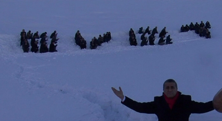 Hakkari'de insan zinciriyle anlamlı destek!