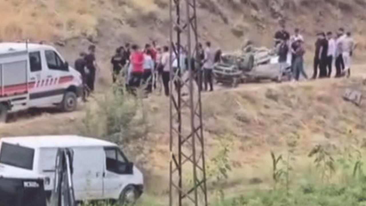 Hakkari'de kamyonet şarampole yuvarlandı!