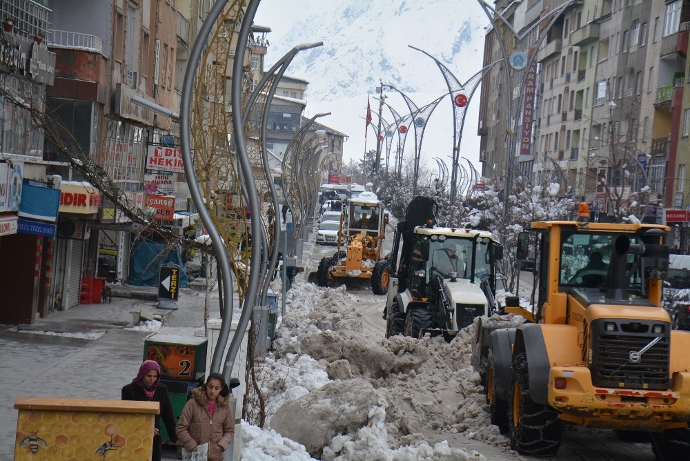 Hakkari’de kamyonlarla kar taşınıyor 