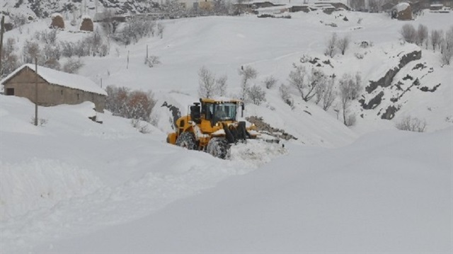 Hakkari'de kapalı köy yolu ulaşıma açıldı