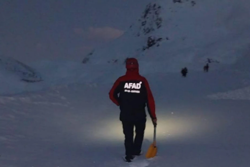 Hakkari'de karda mahsur kalan aileyi AFAD kurtardı