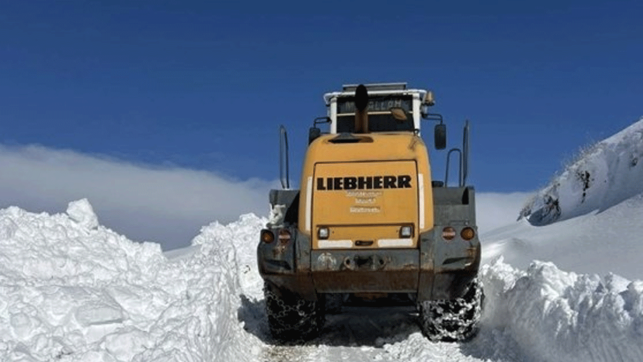 Hakkari’de karla mücadele başladı! Kalınlık bir metreye ulaştı