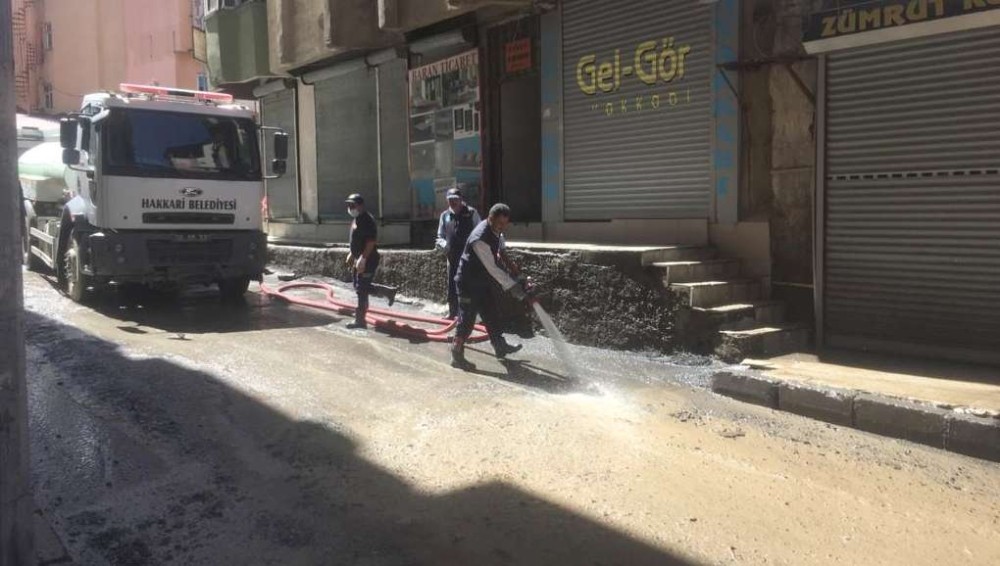 Hakkari’de kazılan yollara belediye ekipleri anında müdahale ediyor 