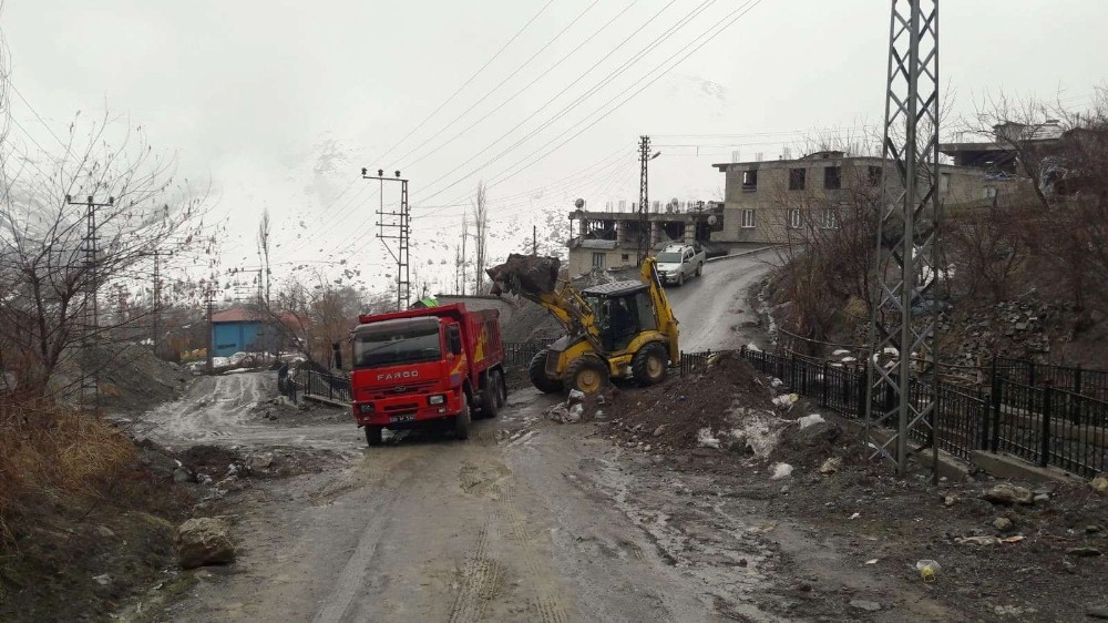 Hakkari’de kış mevsimi etrafa atılan kömür külleri temizleniyor 