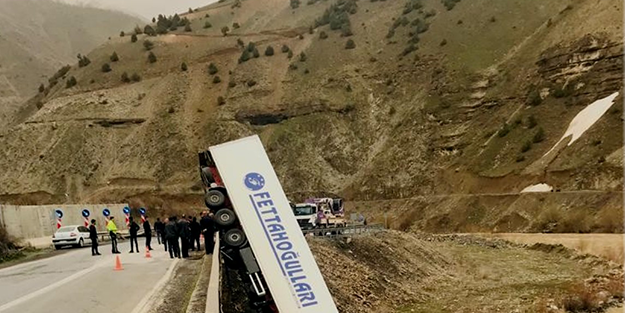 Hakkari'de köprüden devrilen tırın sürücüsü...