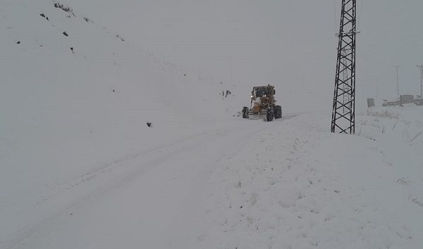 Hakkari'de köy yolları kapandı! 155 yerleşim yerine ulaşım durdu