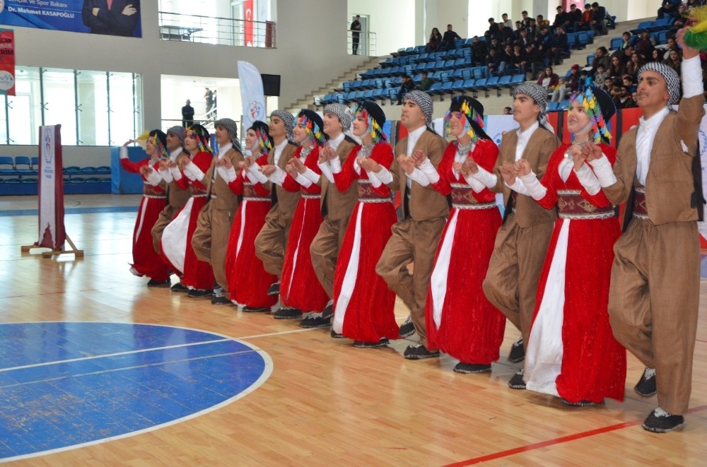Hakkari’de Kulüpler Arası Halk Oyunları Yarışması 