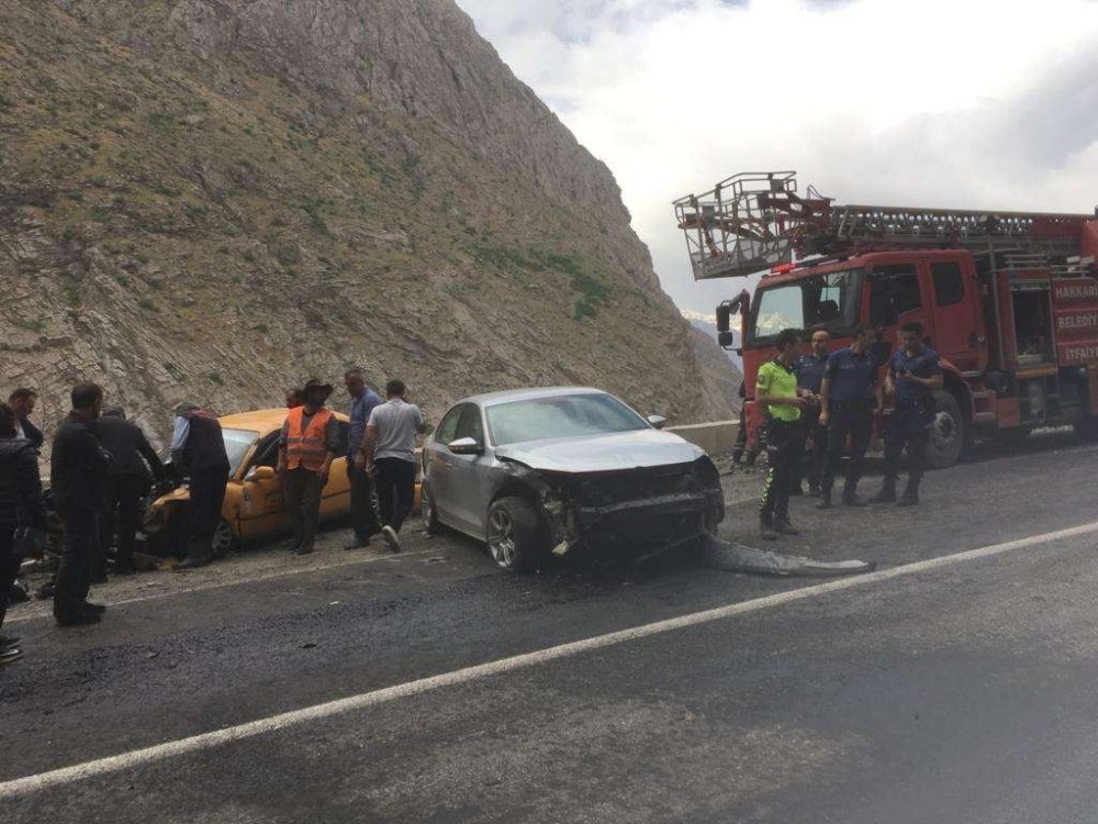 Hakkari’de maddi hasarlı trafik kazası 