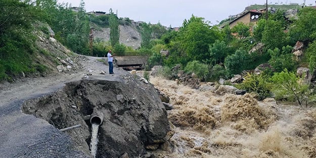 Hakkari'de mahalleliler tedirgin! Belediyeden acil çözüm istediler