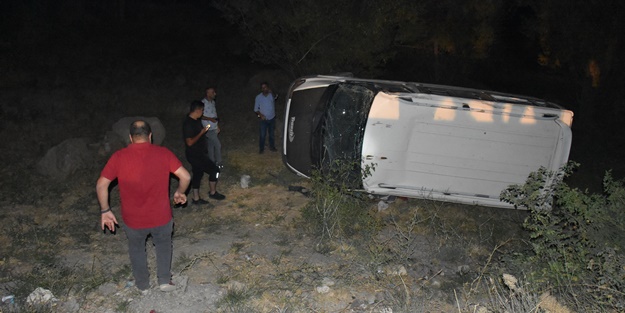 Hakkari'de minibüs direğe çarparak devrildi: 8 yaralı