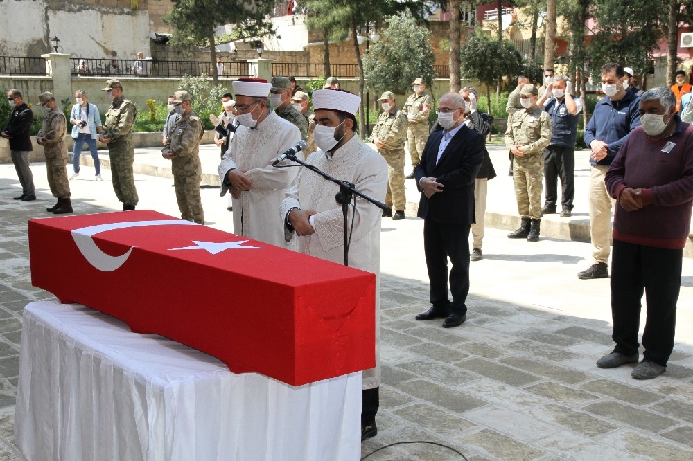 Hakkari’de nöbet sırasında şehit olan asker Kızıltepe’de toprağa verildi 