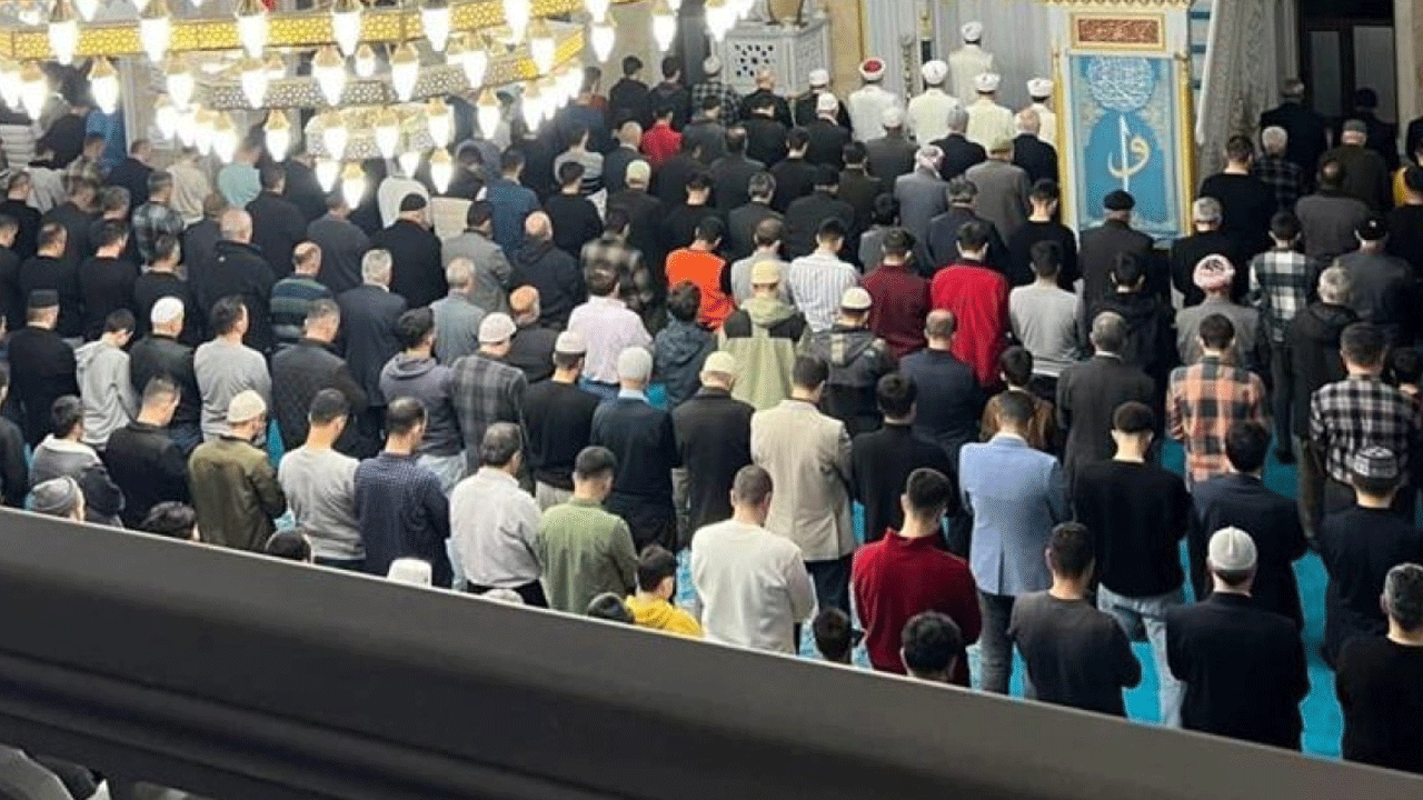 Hakkari’de Osmanlı geleneği! Enderun usulü teravih namazı kılındı