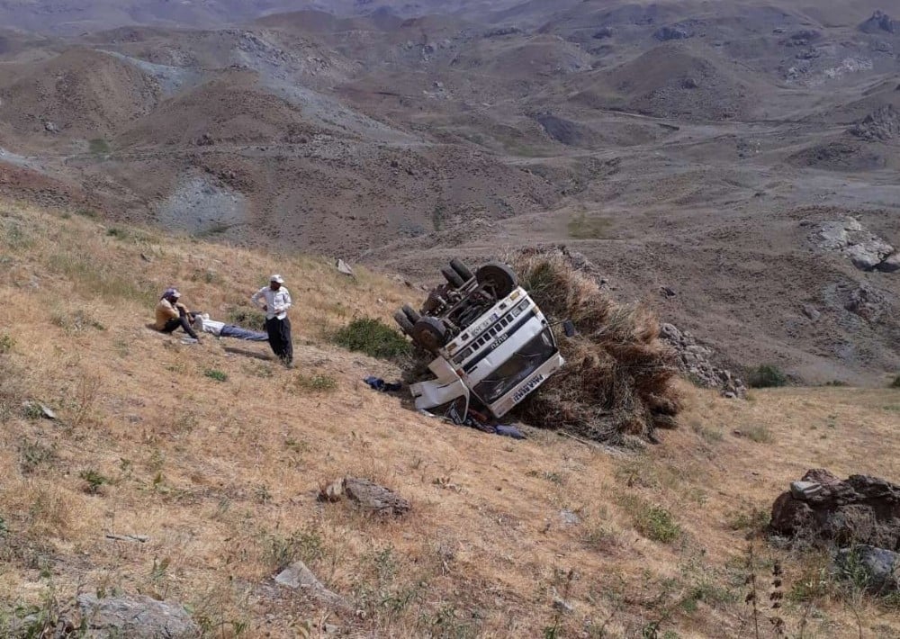 Hakkari’de ot yüklü kamyonet devrildi: 1 yaralı 