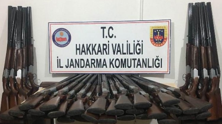 Hakkari'de park halindeki araçtan 50 av tüfeği çıktı