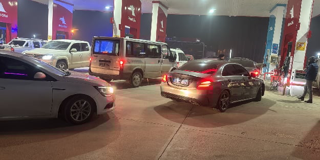 Hakkari'de peş peşe depremlerin ardından akaryakıt istasyonlarında kuyruk