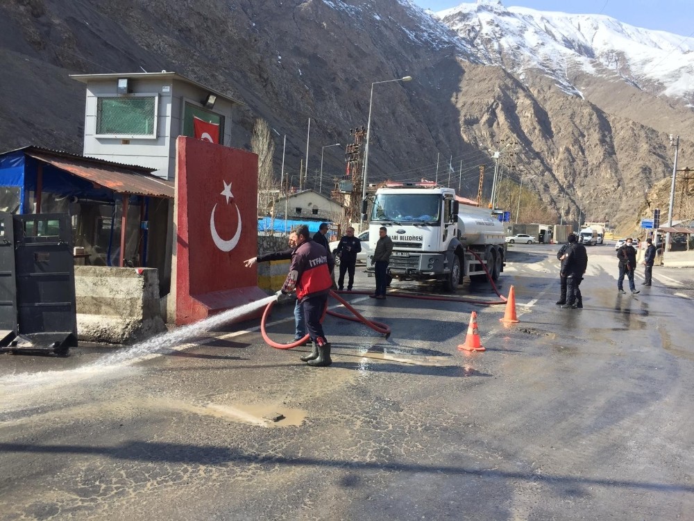 Hakkari’de polis kontrol noktaları dezenfekte edildi 
