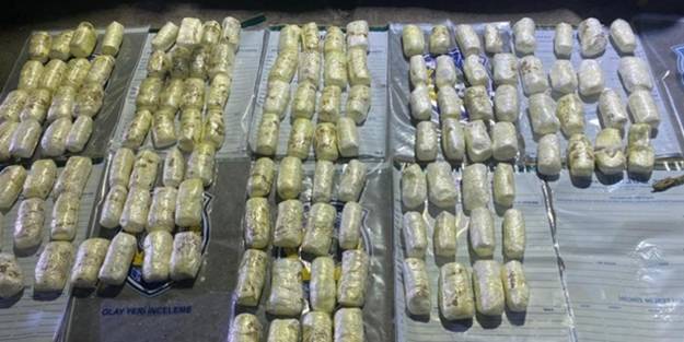 Hakkari'de polis memurunun aracından 52 patlayıcı çıktı
