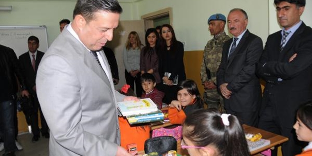 Hakkari'de polisler öğrencilere kitap dağıttı