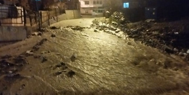 Hakkari’de sağanak yağış sele dönüştü! 15 mahalle sulara gömüldü
