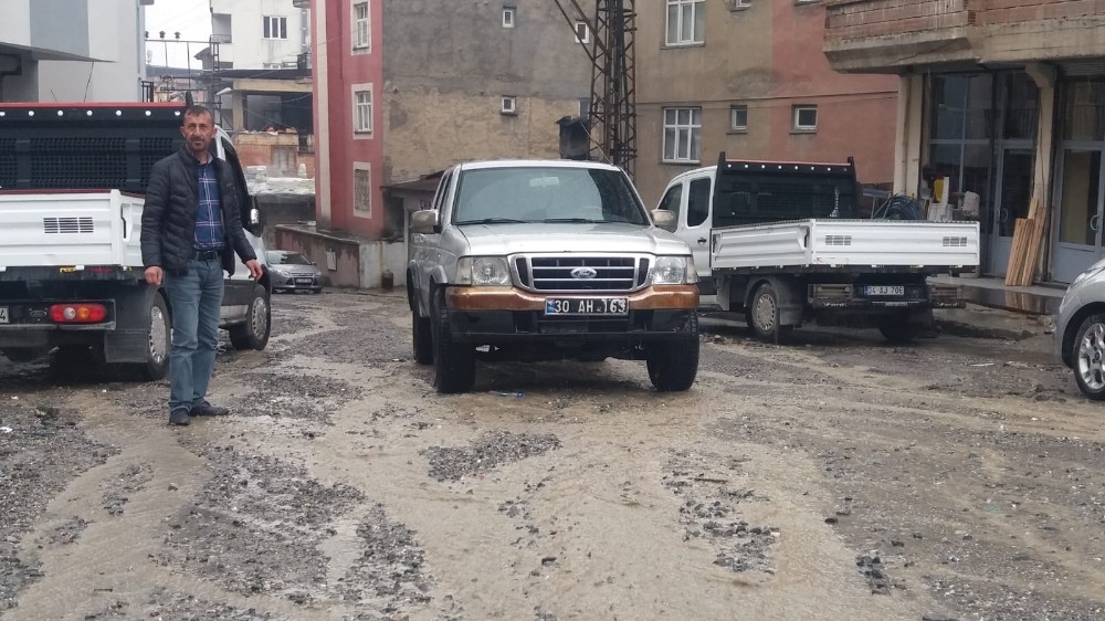 Hakkari’de sağanak, yollara zarar verdi 