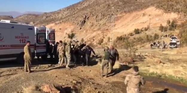 Hakkari'de şarampole devrilen traktördeki 5 kişiyi Mehmetçik kurtardı