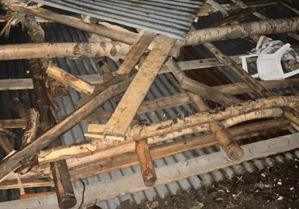 Hakkari'de şiddetli fırtına yıkıp geçti