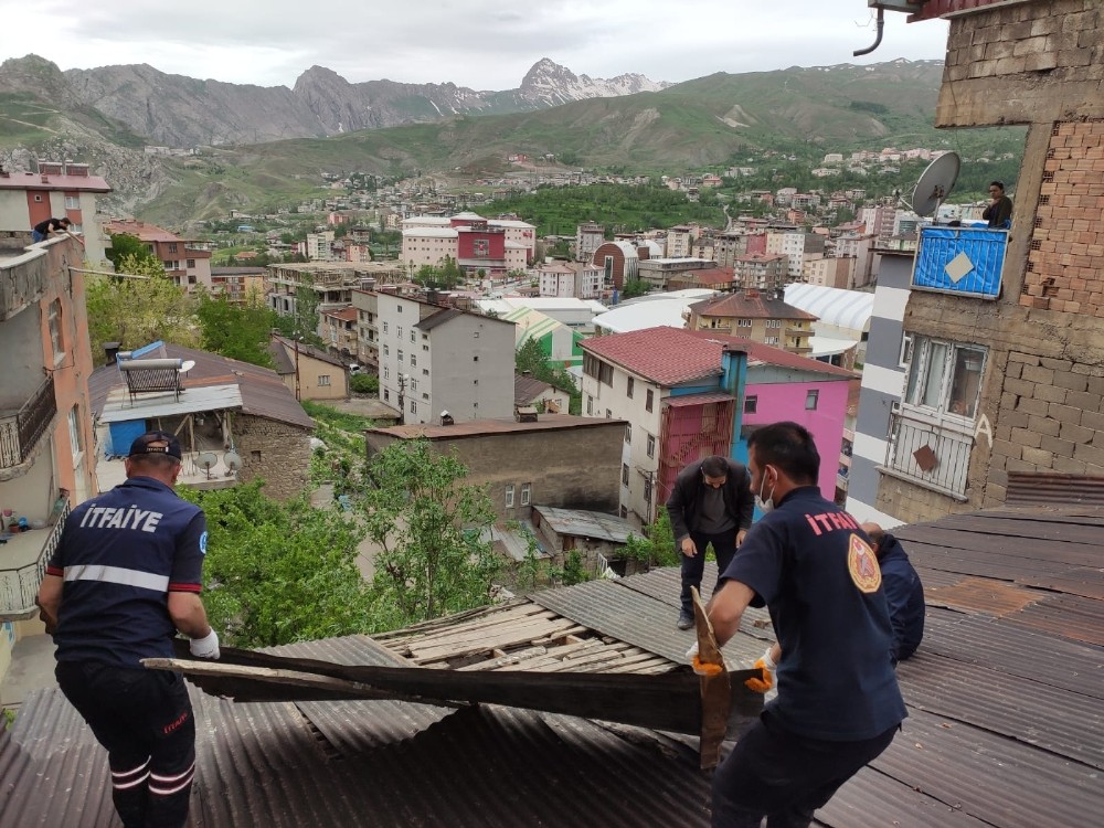 Hakkari’de şiddetli rüzgar çatıları uçurdu 