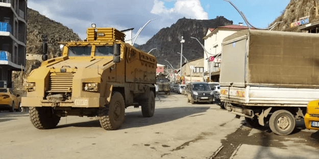 Hakkari'de sınırda hareketlilik! Askeri sevkiyat yapıldı