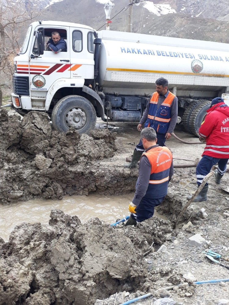 Hakkari’de su şebekeleri arıza çalışmaları sürüyor 