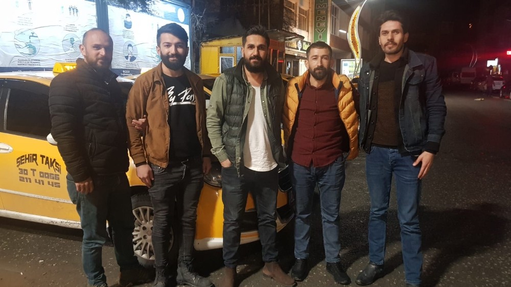 Hakkari’de taksiciler sağlıkçılara kornalı destek 