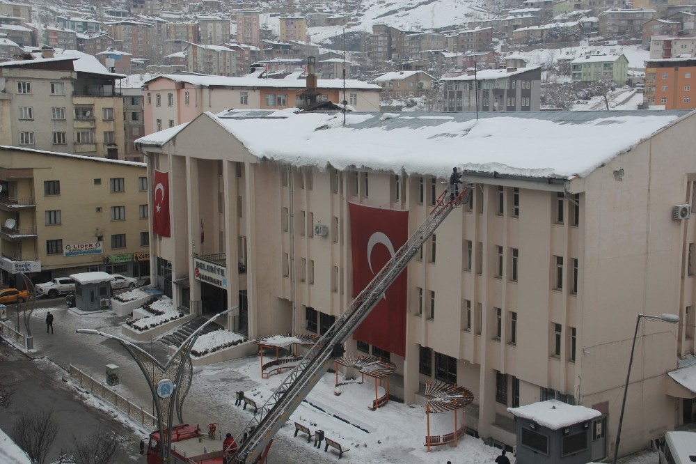 Hakkari’de tehlike oluşturan buz ve kar kütleleri temizleniyor 