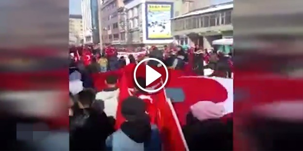 Hakkari'de halk sokaklarda!