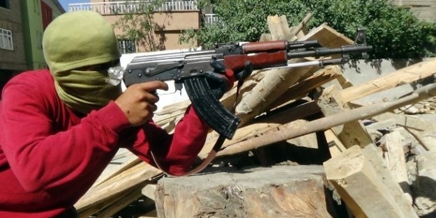 Hakkari'de teröristler silahlarıyla barikatlarda!