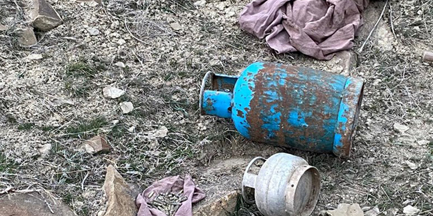 Toprağa gömülü silah ve mühimmat ele geçirildi