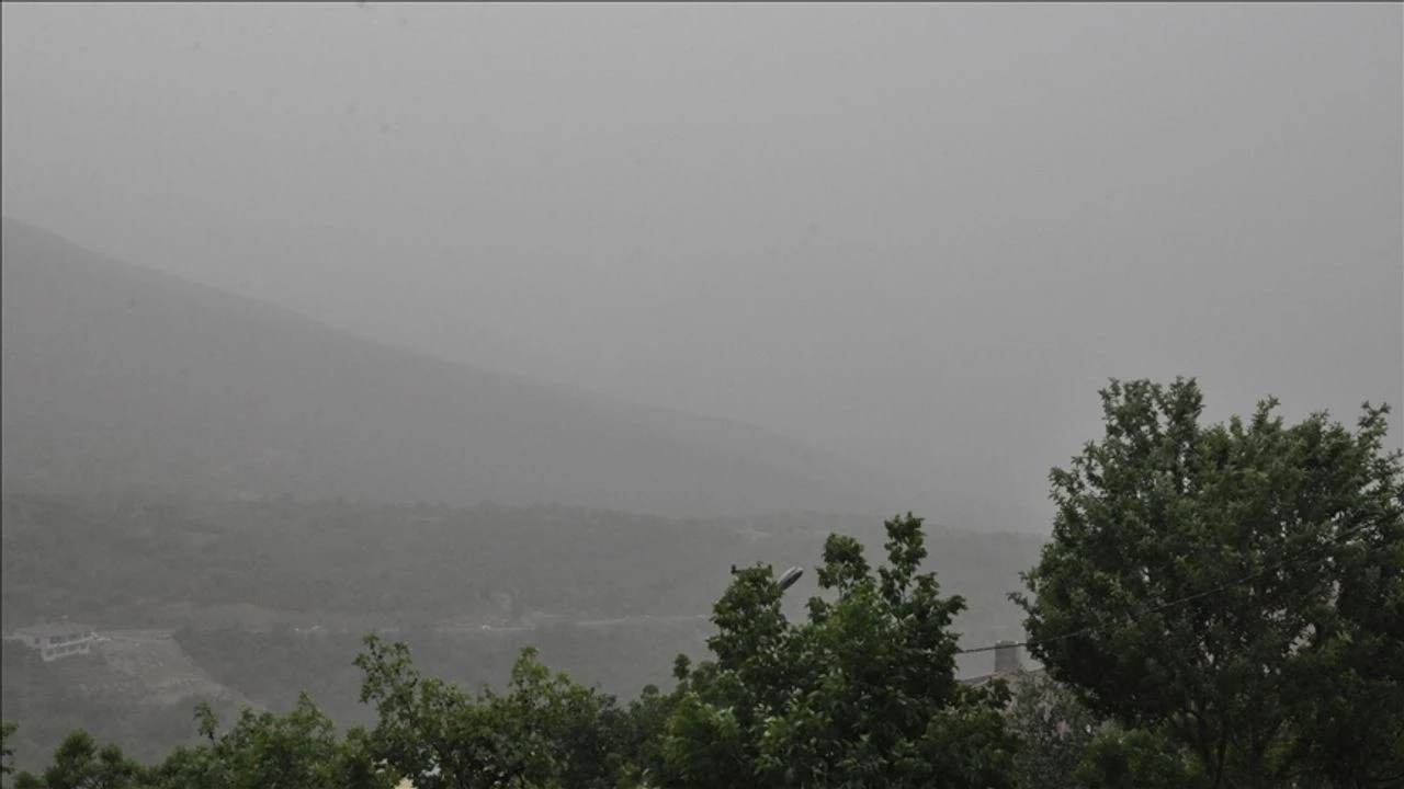 Hakkari'de toz taşınımı etkili oldu