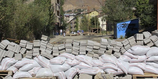 Hakkari'de tüplü barikat!