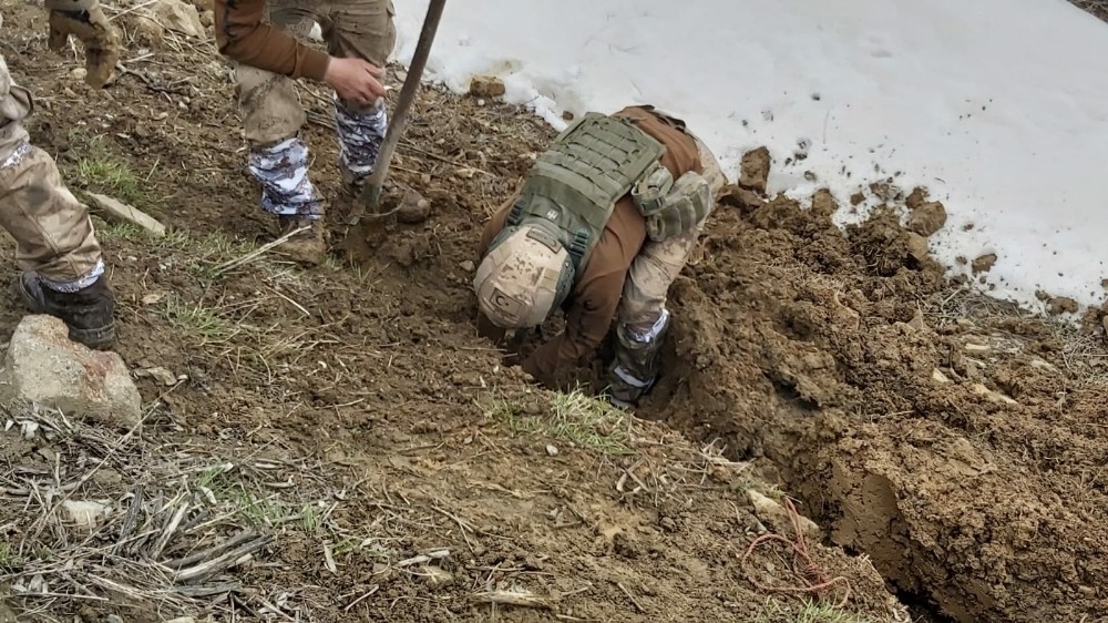 Hakkari’de uyuşturucu yapımında kullanılan malzemeler ele geçirildi 