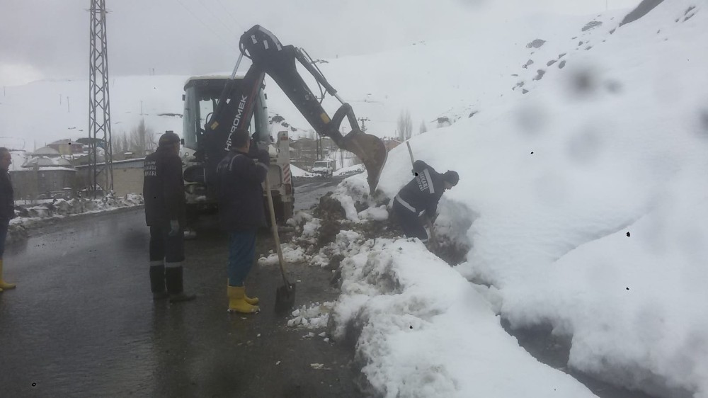 Hakkari’de yağmur ve atık su kanalları temizlendi 