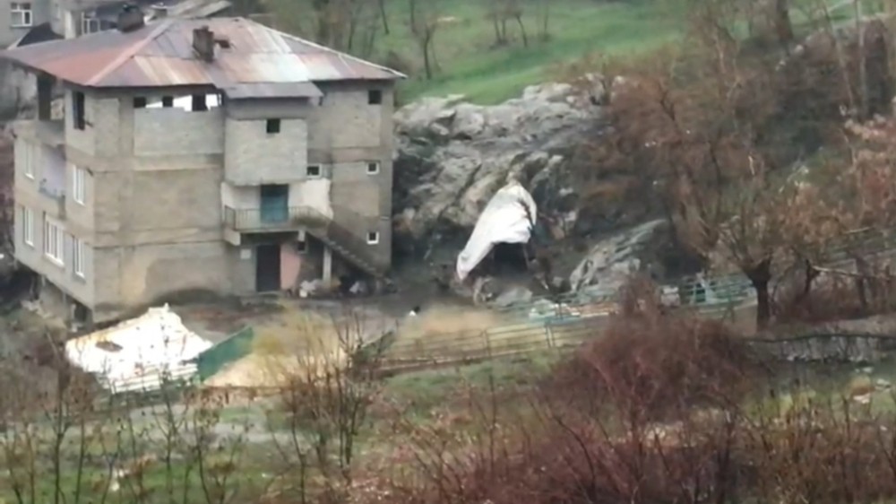Hakkari’de yağmur yağışıyla dere taştı 