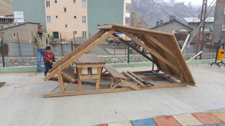 Hakkari'de yeni kurulan parklara saldırı yapıldı