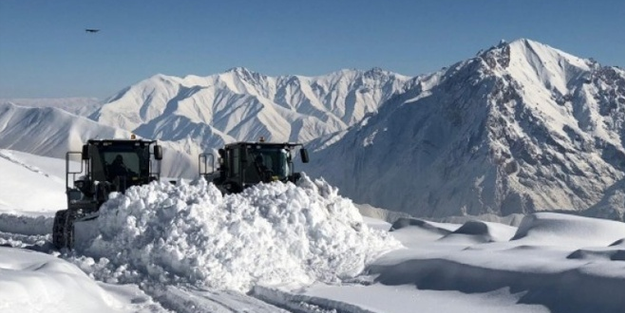 Hakkari'de yoğun kar yağışı: 22 yerleşim birimine ulaşım sağlanamıyor